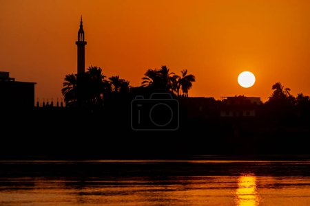 Téléchargez les photos : Vue paysage de la grande rivière au coucher du soleil avec minaret - en image libre de droit