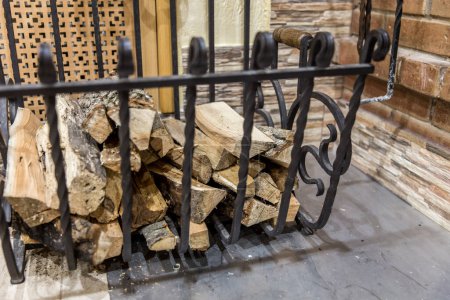 Téléchargez les photos : Cheminée antique vintage avec bois de chauffage sec - en image libre de droit