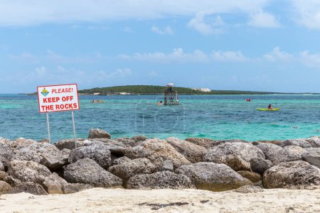Téléchargez les photos : Signe sur les rochers à l'océan - en image libre de droit