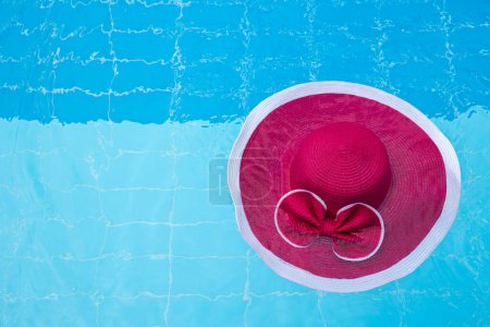 Foto de Sombrero rosa en el agua de la piscina - Imagen libre de derechos