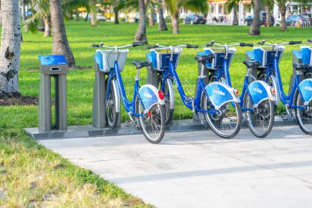 Téléchargez les photos : "Miami, États-Unis - 11 septembre 2019 : Des vélos partagés Blue Citibike à louer sont alignés sur la plage sud de Miami
" - en image libre de droit