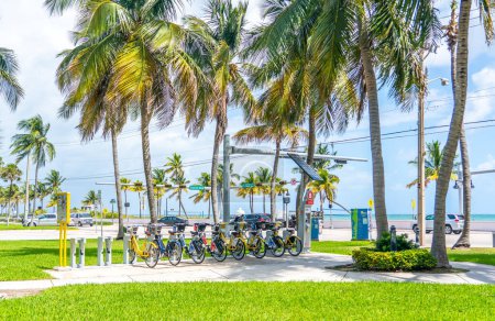 Photo pour "FORT LAUDERDALE, FLORIDA, États-Unis - 20 septembre 2019 : Location de vélos Bcycle aux kiosques publics de Fort Lauderdale, Floride" - image libre de droit