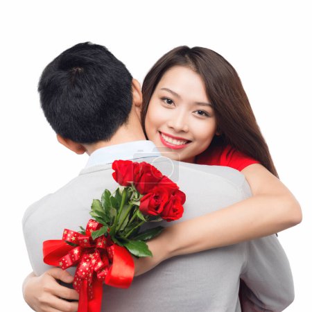 Téléchargez les photos : "moment romantique : jeune homme donnant une rose à sa petite amie. Embrasser couple étreignant heureux. Souriant couple interracial en amour isolé sur fond blanc." - en image libre de droit