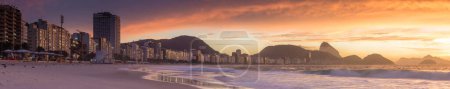 Téléchargez les photos : "Vue du lever du soleil sur Copacabana et le pain de sucre de montagne à Rio de Janeiro
" - en image libre de droit