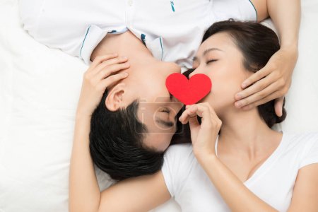 Téléchargez les photos : Couple of asian lovers at the beginning of love story having fun together. - en image libre de droit