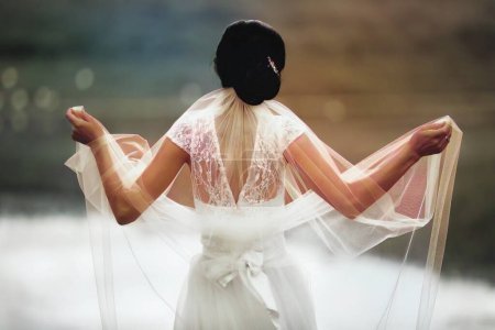 Téléchargez les photos : Poses de mariée avec voile coulant - en image libre de droit