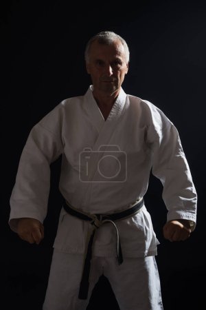 Foto de Hombre mayor practicando karate - Imagen libre de derechos