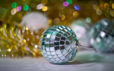 Foto de "decoraciones de año nuevo en fondo de luces led multicolores borrosas
" - Imagen libre de derechos