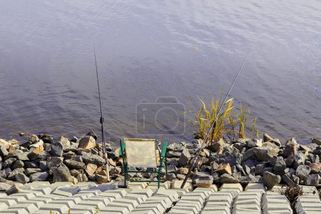 Téléchargez les photos : "deux cannes à pêche sur le rivage, pêche" - en image libre de droit