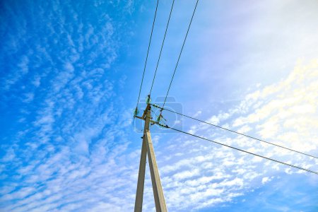 Foto de "La parte superior del poste eléctrico sobre fondo azul del cielo" - Imagen libre de derechos