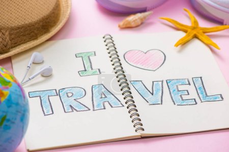 Téléchargez les photos : "J'adore Voyage écrit sur le carnet de stylo. Vacances concept de vacances" - en image libre de droit