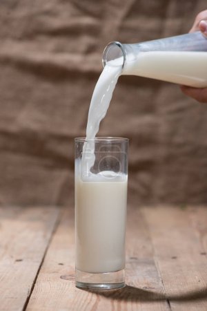 Foto de "Leche. Imagen de la leche caer en el vidrio." - Imagen libre de derechos
