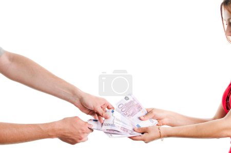 Téléchargez les photos : Femme prenant l'argent d'un homme - en image libre de droit