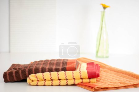 Foto de Pila de toallas de colores en el baño blanco - Imagen libre de derechos