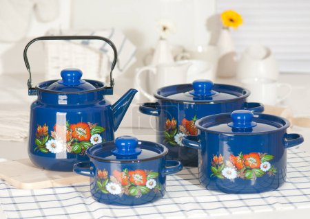 Téléchargez les photos : Ensemble d'ustensiles de cuisine avec casseroles bleues et bouilloire - en image libre de droit