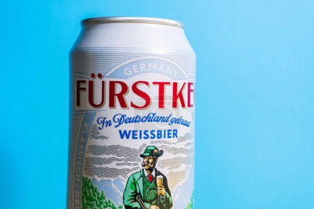 Photo pour "Tyumen, Russie-25 mai 2021 : bière furstkeg Weissbier brasserie OeTTinger. logo" - image libre de droit