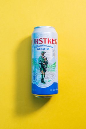 Téléchargez les photos : "Tyumen, Russie-25 mai 2021 : bière furstkeg Weissbier brasserie OeTTinger. logo. Photo verticale" - en image libre de droit