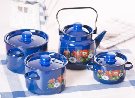 Foto de Juego de utensilios de cocina de ollas azules y hervidor de agua - Imagen libre de derechos