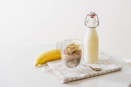 Téléchargez les photos : "Petit déjeuner sain avec yaourt, noix, banane et graines de chia. Bol de fruits frais
." - en image libre de droit