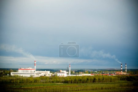Foto de Fábrica industrial en un día nublado - Imagen libre de derechos
