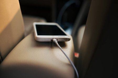 Téléchargez les photos : Charger le téléphone de batterie dans la voiture
. - en image libre de droit