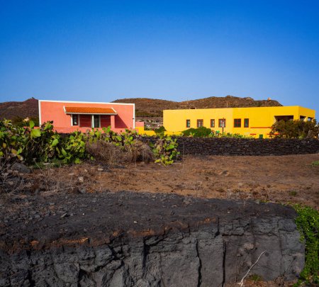 Foto de "Característica vista de Linosa con las típicas casas coloridas " - Imagen libre de derechos