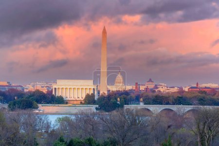 Foto de "Washington Monument during the Cherry Blossom Festival (en inglés). Washington D.C.." - Imagen libre de derechos