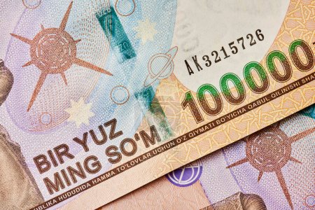 Téléchargez les photos : Vue rapprochée du billet de banque à somme uzbek - en image libre de droit