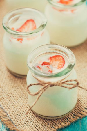 Téléchargez les photos : Yaourt aux fraises. Aliments sains avec fraises et yaourts petit déjeuner sur la table
. - en image libre de droit