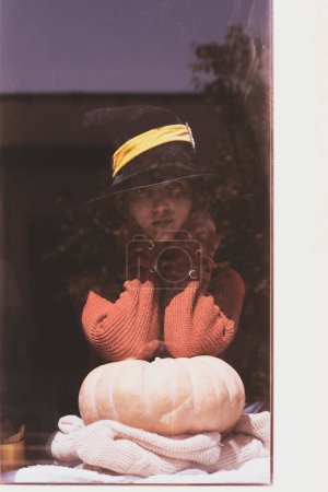Téléchargez les photos : Halloween dame avec tasse de sorcière - en image libre de droit