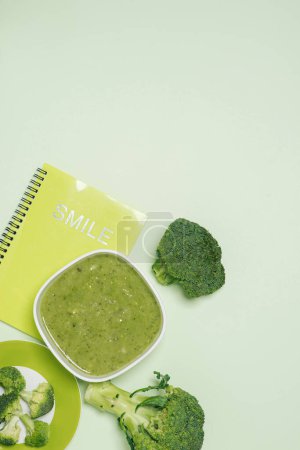 Téléchargez les photos : "Soupe de brocoli savoureuse sur fond vert
" - en image libre de droit