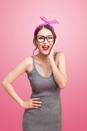 Téléchargez les photos : Portrait de mode de fille asiatique avec des lunettes de soleil debout sur fond rose
. - en image libre de droit
