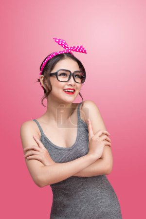 Foto de Retrato de moda de chica asiática con gafas de sol de pie sobre fondo rosa
. - Imagen libre de derechos
