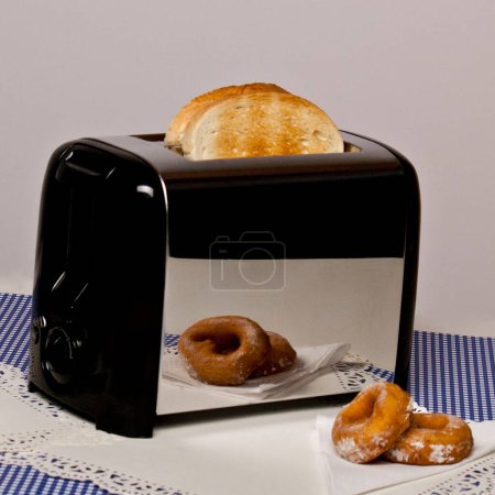 Foto de "Imagen conceptual de tostadora con pan" - Imagen libre de derechos