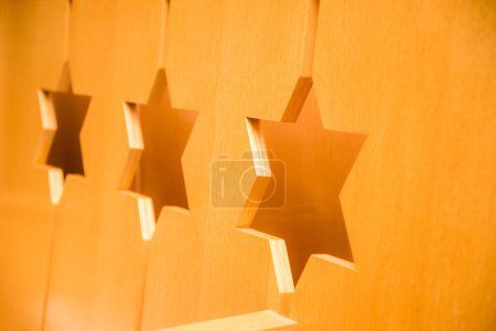 Foto de "Tres estrellas judías talladas en madera bonita" - Imagen libre de derechos