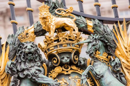 Téléchargez les photos : "Mémorial Victoria comprenant une licorne et une statue de lion devant le palais de Buckingham à Londres." - en image libre de droit