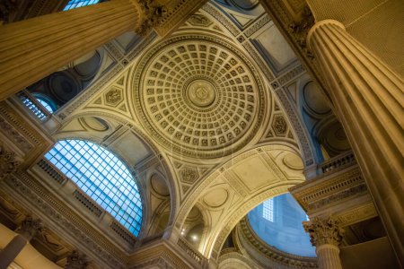 Foto de "París, Francia. Preciosa estructura de cúpula interior en un museo de París. Mirando hacia arriba" - Imagen libre de derechos