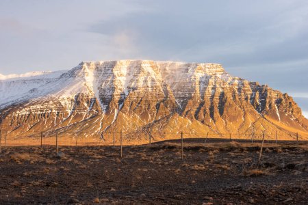 Foto de "Montaña cubierta de nieve en Islandia con luz mágica arrojando nieve celestial unidad mágica" - Imagen libre de derechos