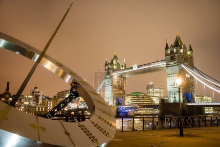 Foto de "Yuxtaposición de la arquitectura del Tower Bridge y su brújula en Londres Reino Unido" - Imagen libre de derechos