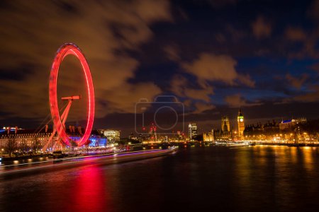 Foto de "Londres al atardecer. London eye, County Hall, Westminster Bridge, Big Ben y Casas del Parlamento
." - Imagen libre de derechos
