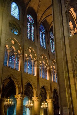 Téléchargez les photos : "À l'intérieur de la cathédrale Notre-Dame de Paris. Culture verticale de vitraux." - en image libre de droit