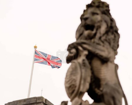 Téléchargez les photos : "Mémorial Victoria comprenant une licorne et une statue de lion devant le palais de Buckingham à Londres." - en image libre de droit