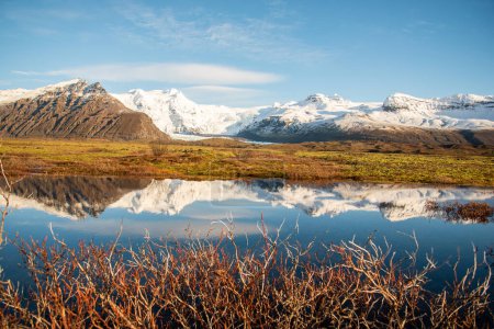 Téléchargez les photos : "Icelandic mountain range with beautiful snowcapped mountains" - en image libre de droit