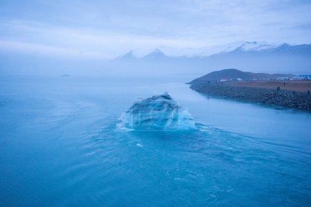 Téléchargez les photos : "Glacier islandais flottant seul" - en image libre de droit