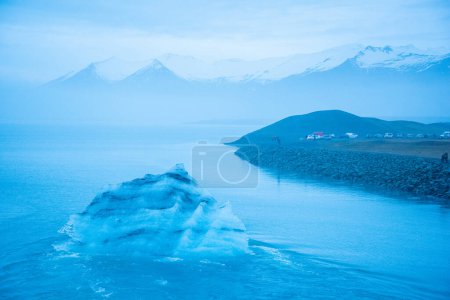 Téléchargez les photos : Glacier islandais flottant seul. Beau fond nature - en image libre de droit