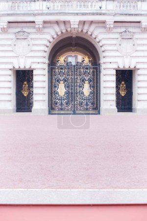 Téléchargez les photos : Portes du palais de Buckingham et belle architecture royale - en image libre de droit