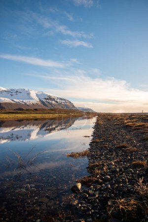 Foto de "Vertical crop Icelandic mountain range with beautiful snowcapped mountains" - Imagen libre de derechos