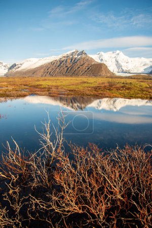 Téléchargez les photos : "Icelandic mountain range with beautiful snowcapped mountains" - en image libre de droit