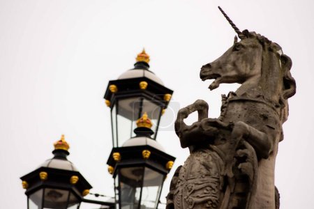 Foto de "Victoria Memorial que incluye una estatua de unicornio y león en las afueras del Palacio de Buckingham en Londres." - Imagen libre de derechos