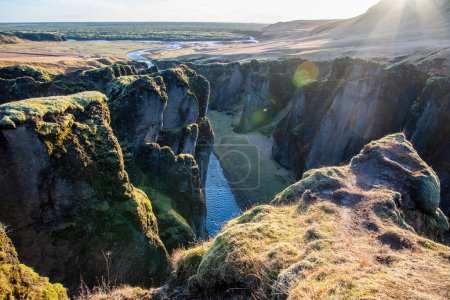 Foto de "Fjaorargljufur, Islandia cañón verde musgoso Primer plano del río desde la cima." - Imagen libre de derechos